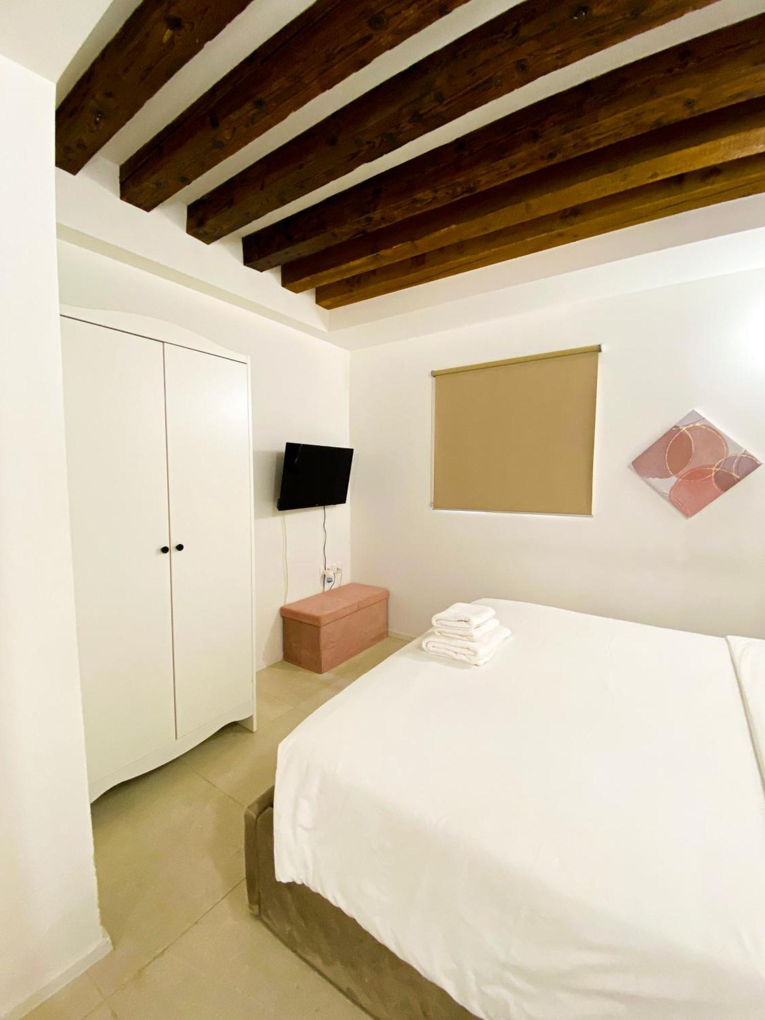 Isa Lovely In Apartamento