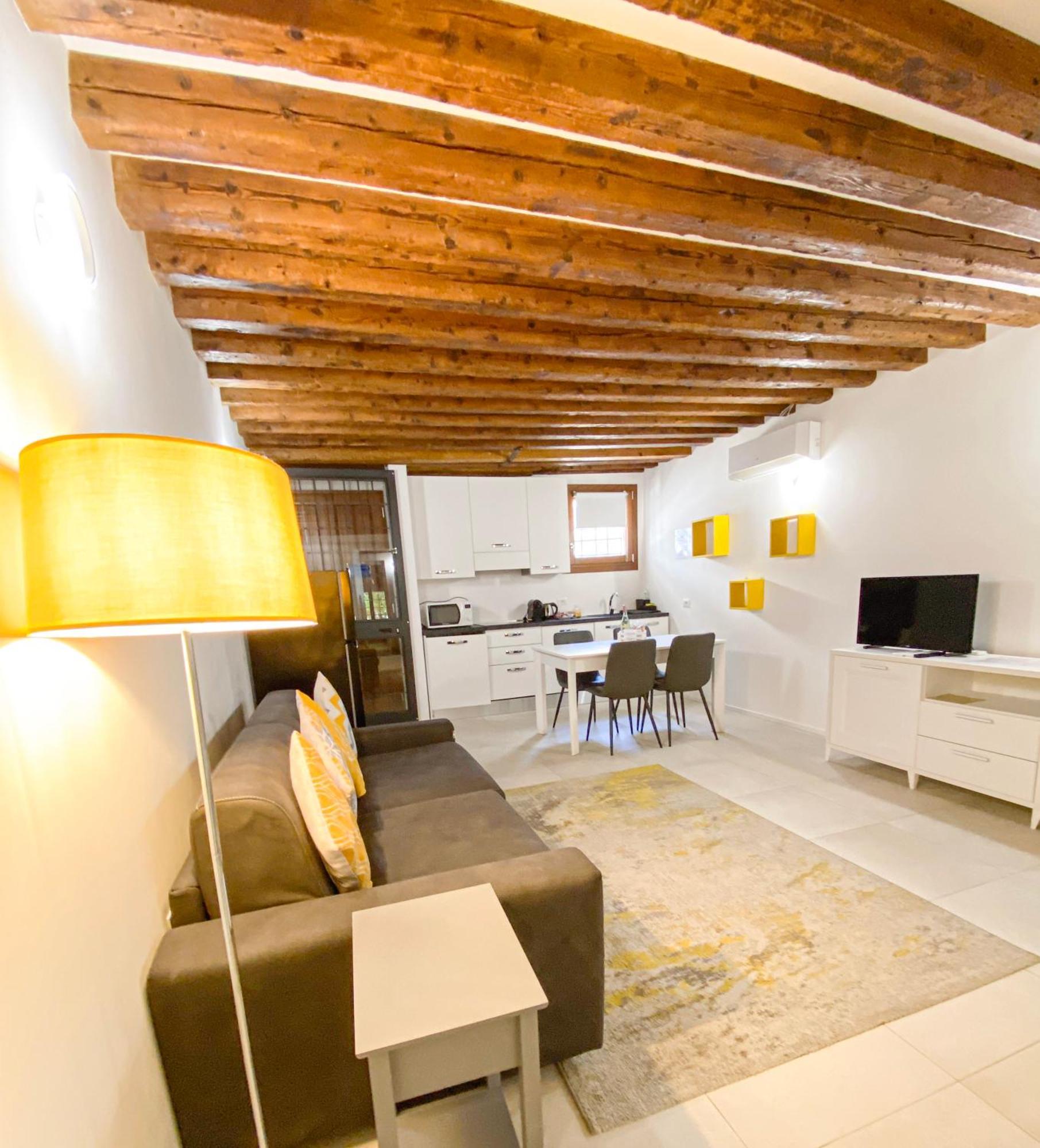 Isa Lovely In Apartamento